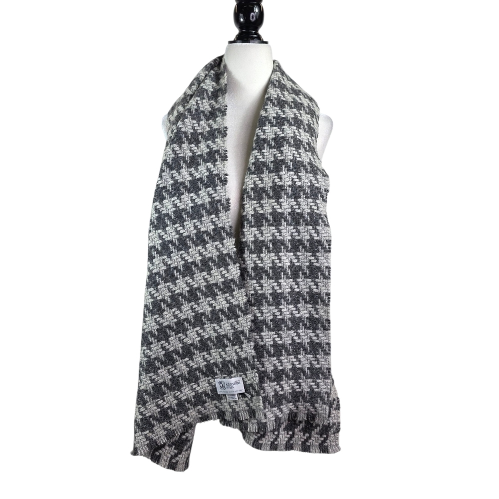 Johnstons of Elgin 100% cashmere houndstooth scarf in shades of grey